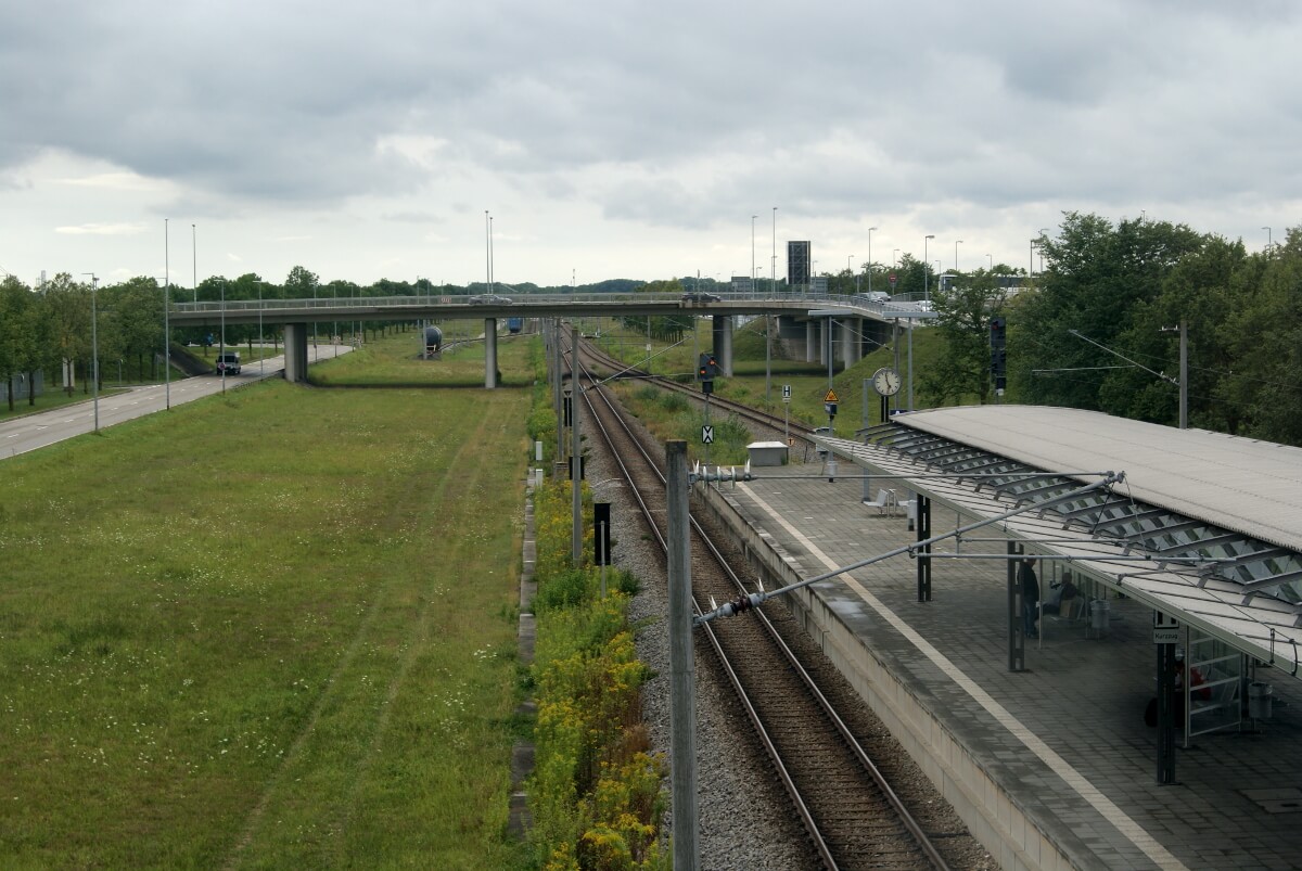 Die Straßenüberführung mit angrenzender Haltestelle.